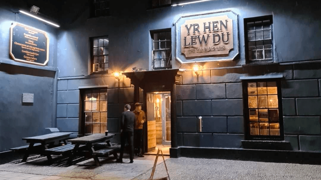 Yr Hen Lew Du / The Old Black Lion cover image
